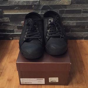 Authentic men’s Gucci Blk sneaker with buckle